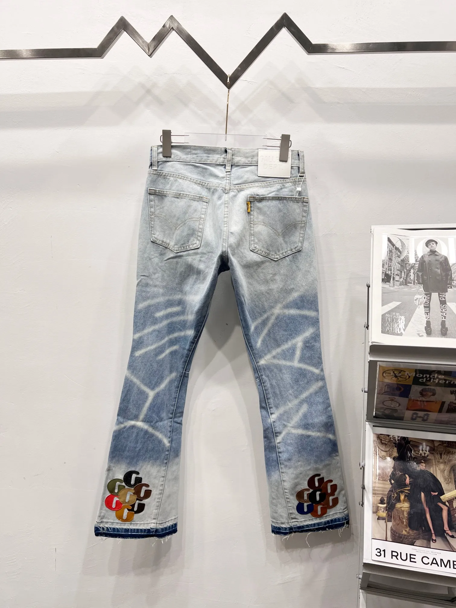 P240 Style number: (r084) GALLERY DEPT.25ss new style. Denim spliced ​​with all-over printed leather ripped bell-bottoms, washed and distressed jeans. Gallery Dept. was born in the soil of Los Angeles street culture. With the core concept of "art is daily life", it deeply integrates traditional denim craftsmanship with modern graffiti art. The brand transforms old denim, Vintage T-shirts and other items by hand, giving them personalized elements such as wear, splashing, splicing, etc. Each piece is hand-finished by craftsmen and has both artistic collection value and practical function. In 2021, the joint capsule series with French veteran Lanvin and the cooperation with Chrome Hearts have attracted the attention of the fashion industry, confirming its transformation from an independent studio to an international trend symbol. Gallery Dept. targets the global fashion pioneer group aged 18-35 and positions itself as a "high street art trendy brand". Its core competitiveness lies in: • Cultural symbol output: Through endorsements from stars such as Virgil Abloh, Jennie, and Justin Bieber, it strengthens the brand's benchmark status in the hip-hop and fashion circles. Size: 28-36 Color: Blue
